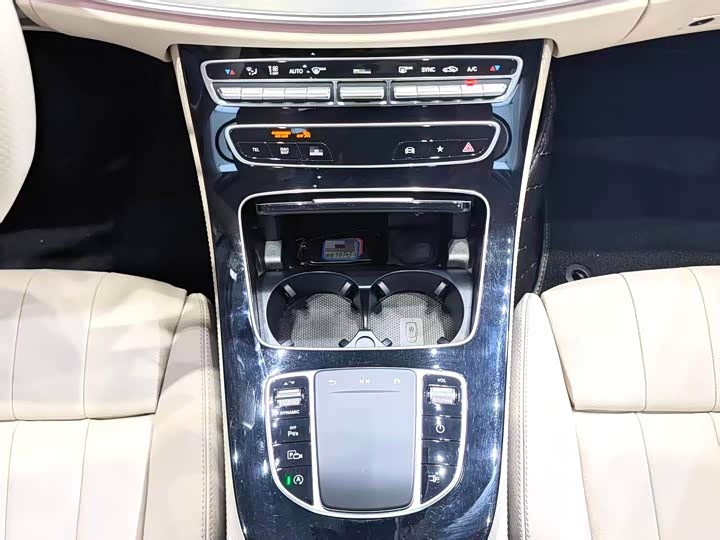 Фото 7 - Mercedes-Benz E-Class