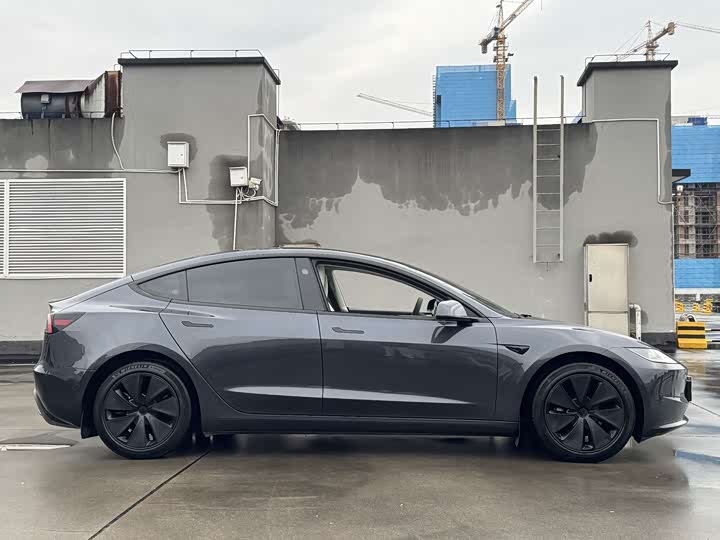 Фото 4 - Tesla Model 3