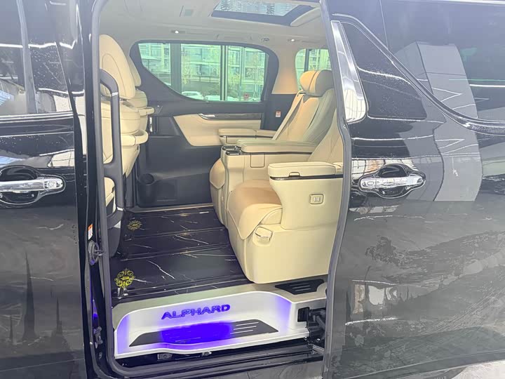 Фото 9 - Toyota Alphard