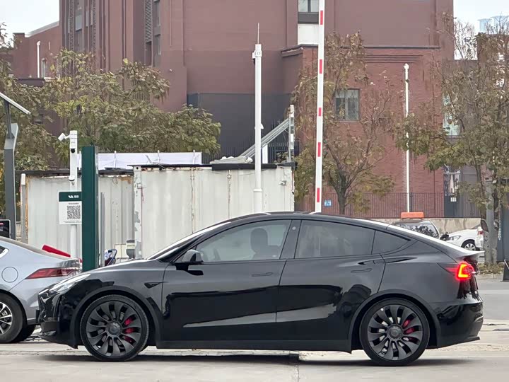 Фото 4 - Tesla Model Y
