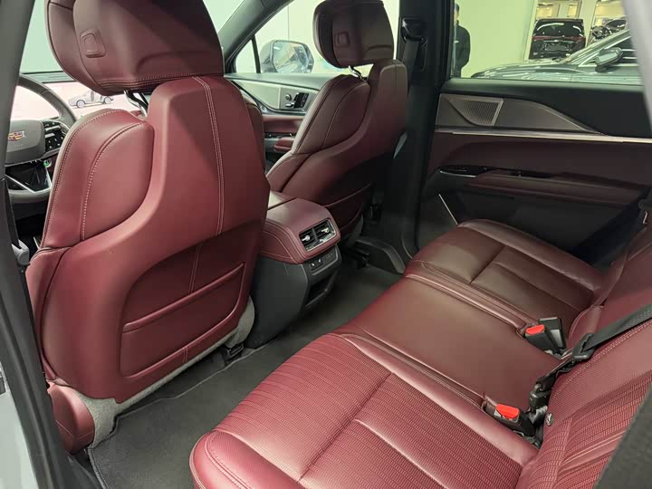 Фото 8 - Cadillac XT5