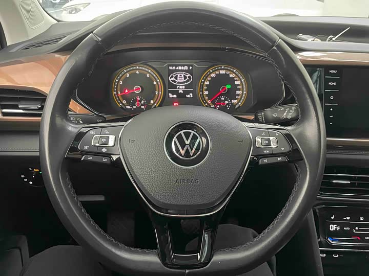 Фото 8 - Volkswagen Tharu