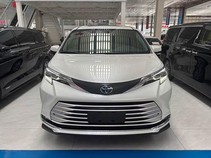 Фото 1 - Toyota Sienna