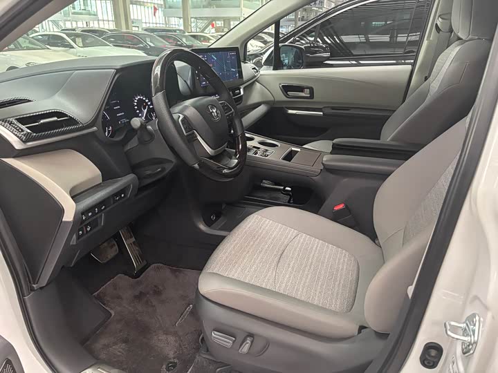 Фото 4 - Toyota Sienna