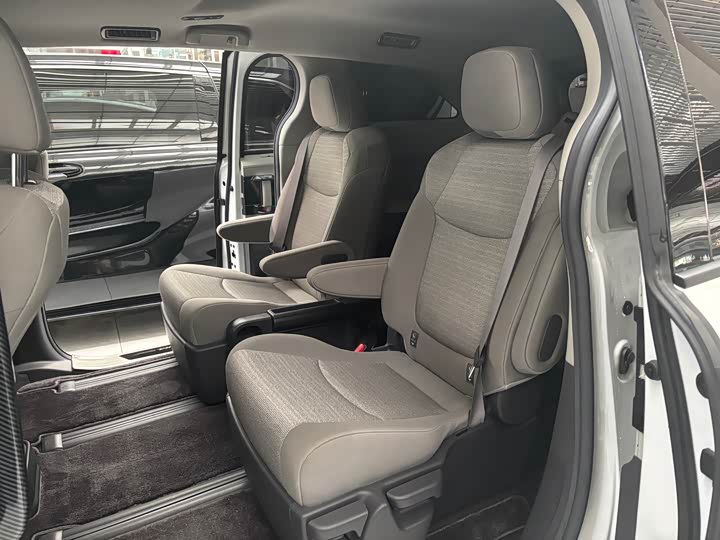 Фото 8 - Toyota Sienna