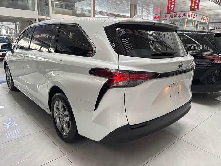 Фото 9 - Toyota Sienna