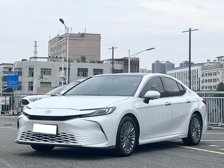 Фото 1 - Toyota Camry