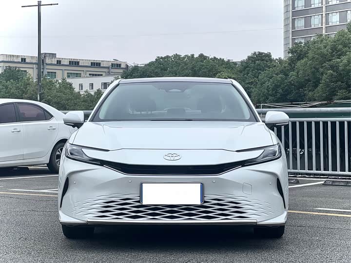 Фото 2 - Toyota Camry