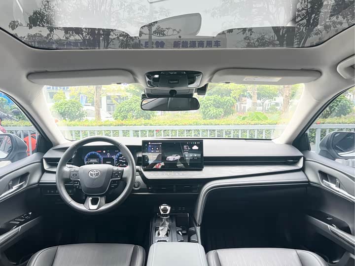 Фото 5 - Toyota Camry