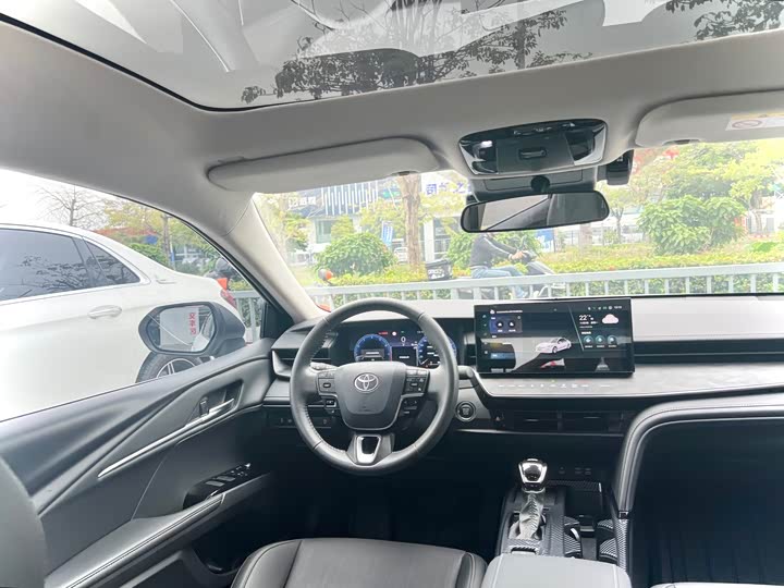 Фото 8 - Toyota Camry