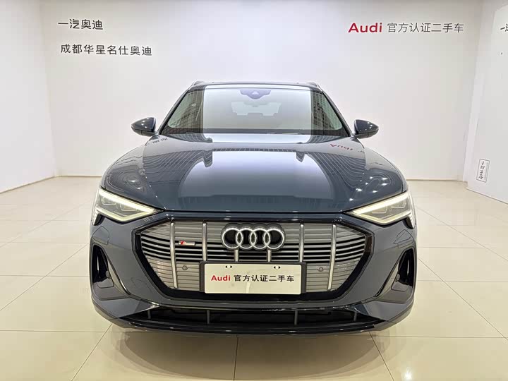 Фото 2 - Audi e-tron