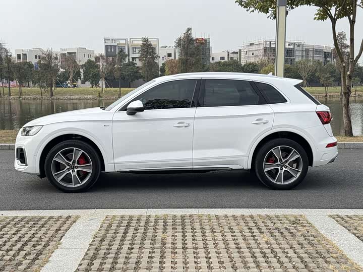 Фото 2 - Audi Q5L