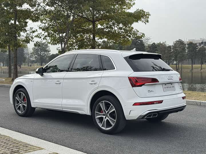 Фото 9 - Audi Q5L