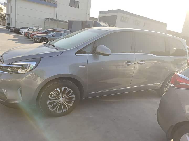 Фото 5 - Buick GL8 ES