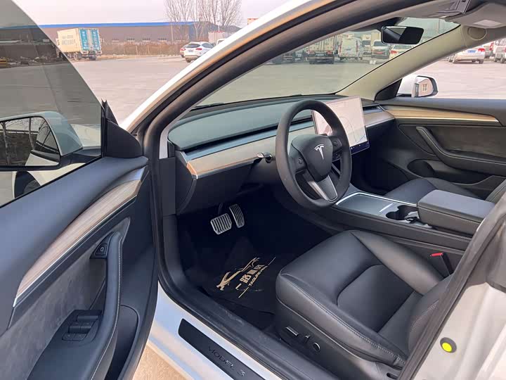 Фото 3 - Tesla Model 3