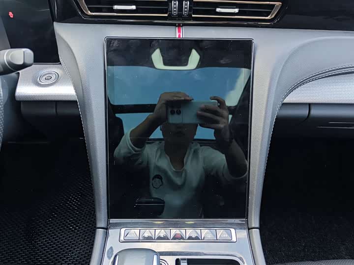 Фото 8 - Hongqi H5