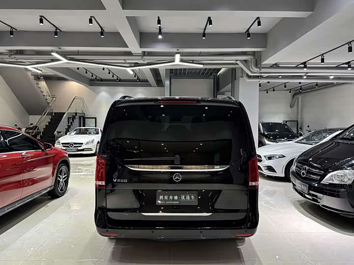 Фото 9 - Mercedes-Benz V-Class