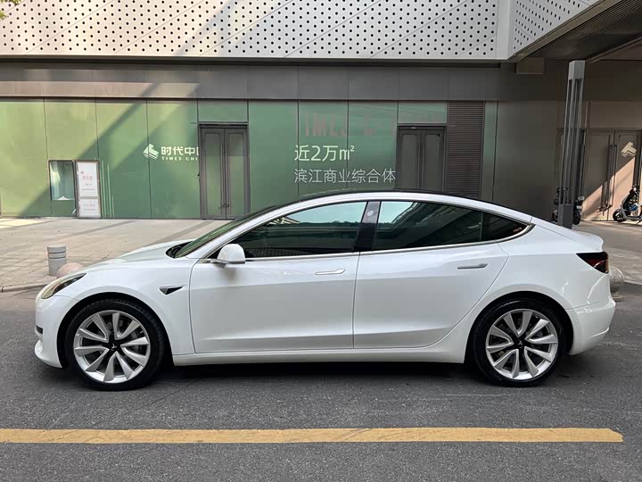 Фото 2 - Tesla Model 3