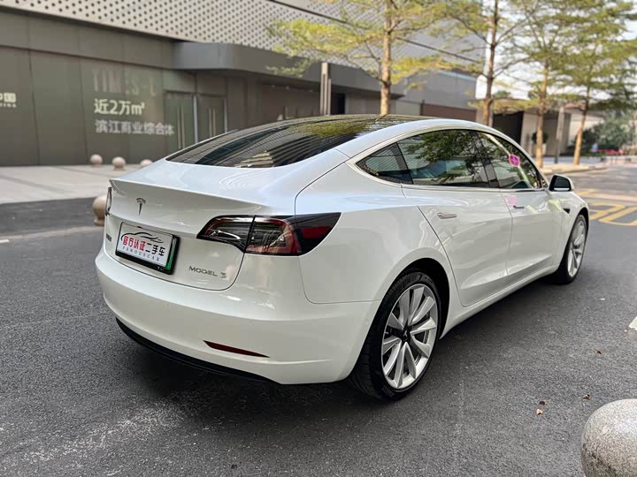 Фото 3 - Tesla Model 3