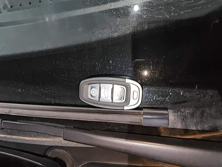 Фото 9 - Hongqi E-QM5