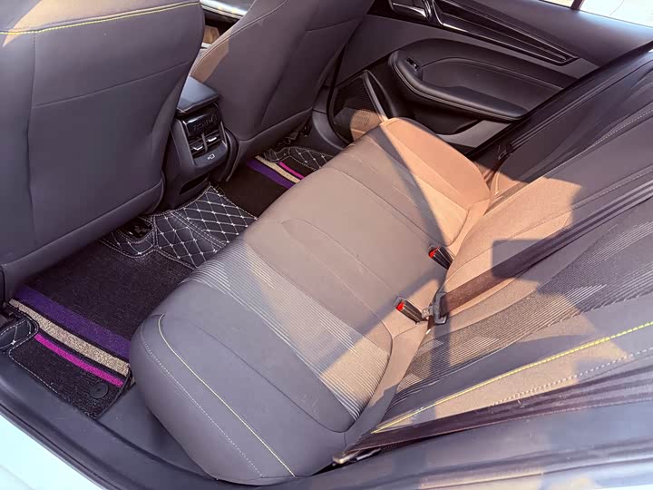 Фото 7 - Roewe i5