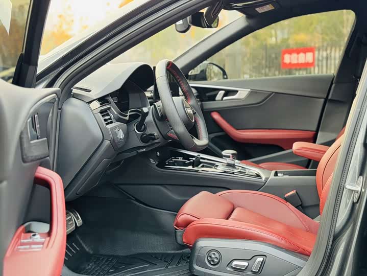 Фото 4 - Audi A4L