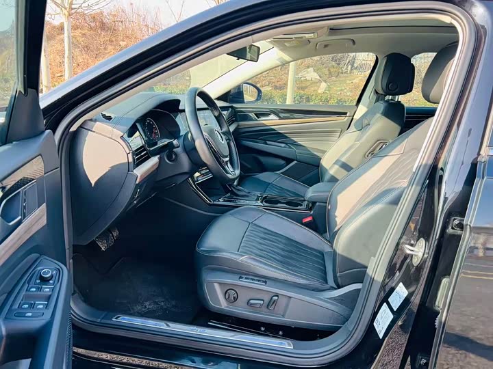 Фото 6 - Volkswagen Passat Hybrid