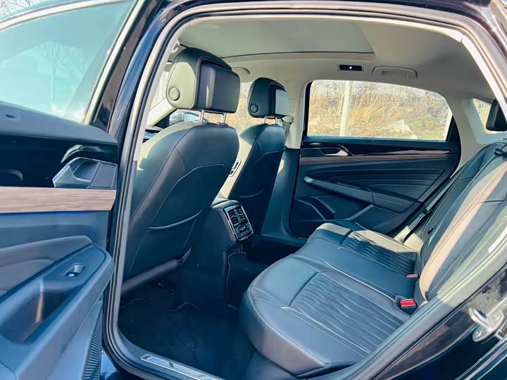 Фото 7 - Volkswagen Passat Hybrid