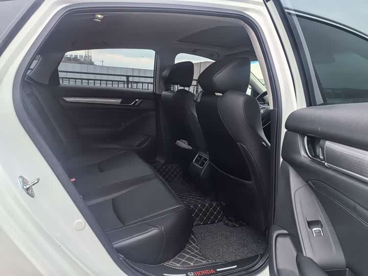 Фото 8 - Honda Accord