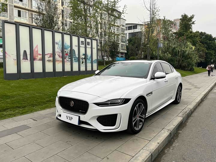 Фото 1 - Jaguar XE L