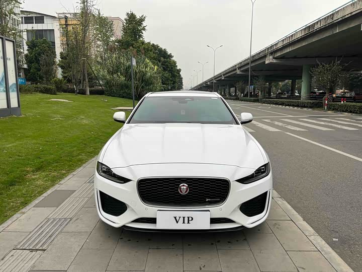 Фото 2 - Jaguar XE L