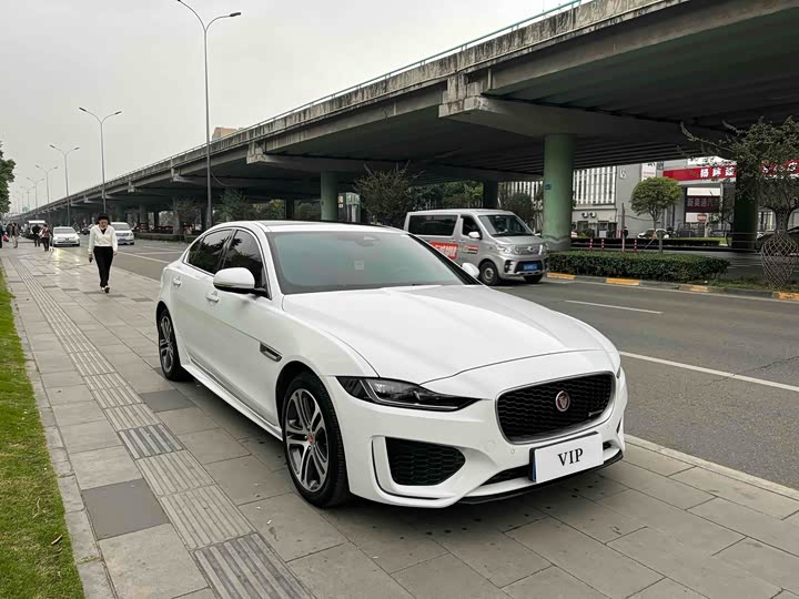 Фото 3 - Jaguar XE L