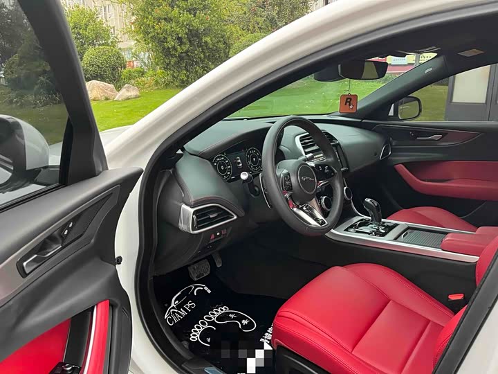 Фото 4 - Jaguar XE L