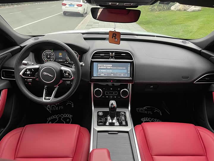 Фото 6 - Jaguar XE L