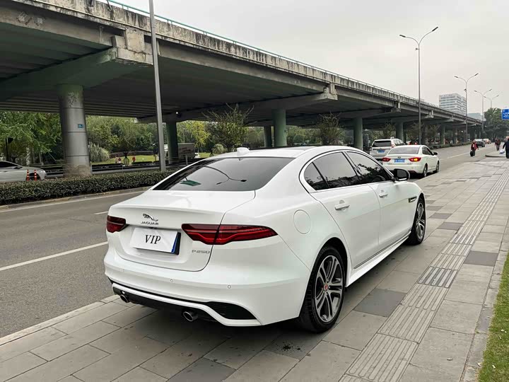 Фото 8 - Jaguar XE L