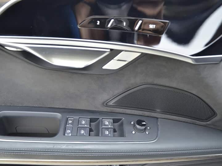 Фото 8 - Audi A8