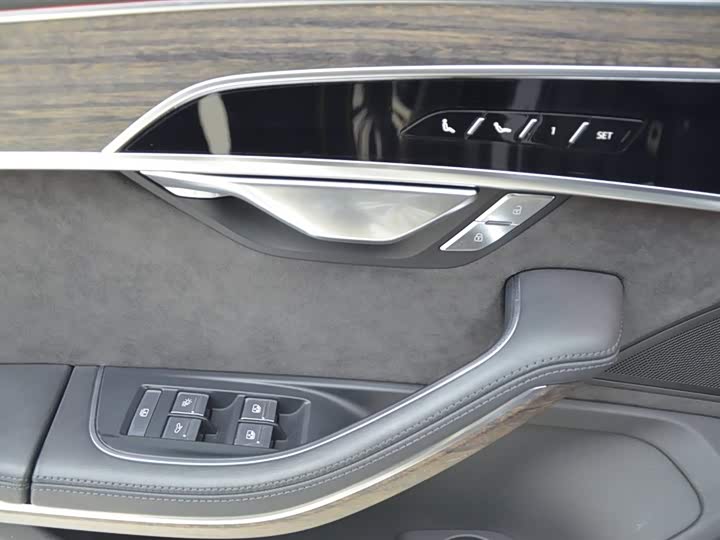 Фото 9 - Audi A8