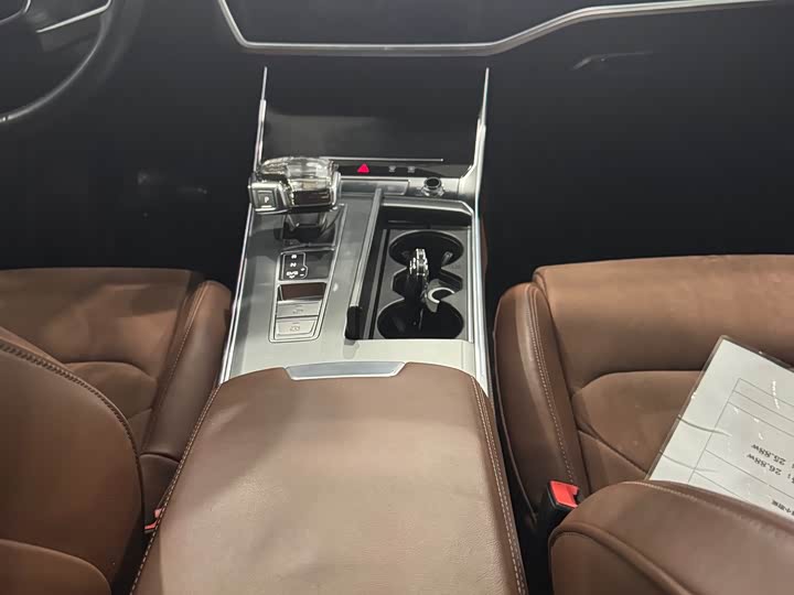 Фото 8 - Audi A7L