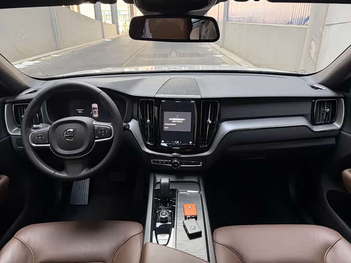 Фото 8 - Volvo XC60
