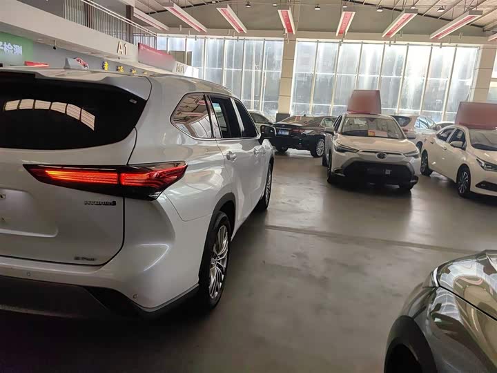 Фото 8 - Toyota Highlander