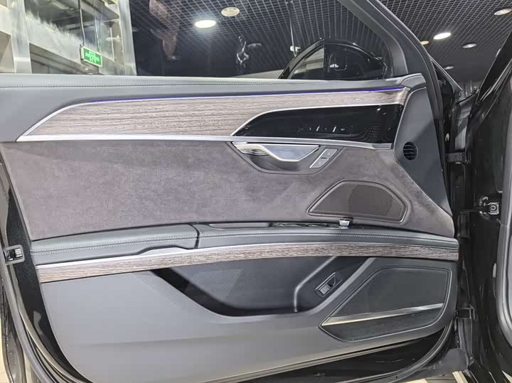 Фото 9 - Audi A8