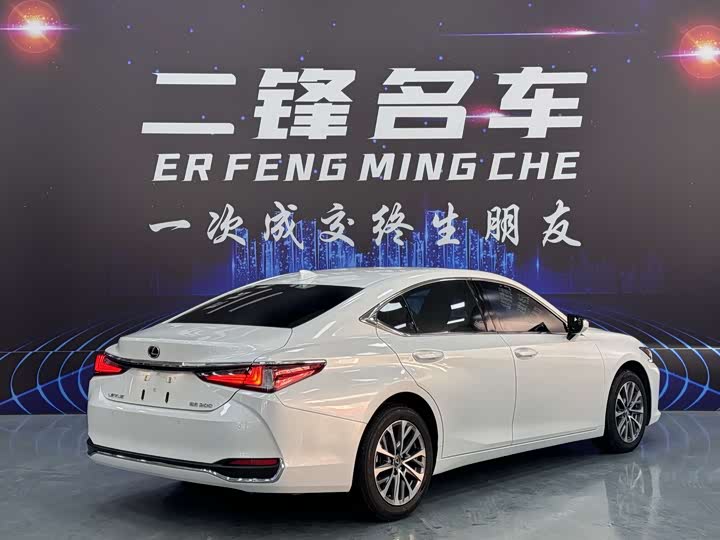 Фото 4 - Lexus ES