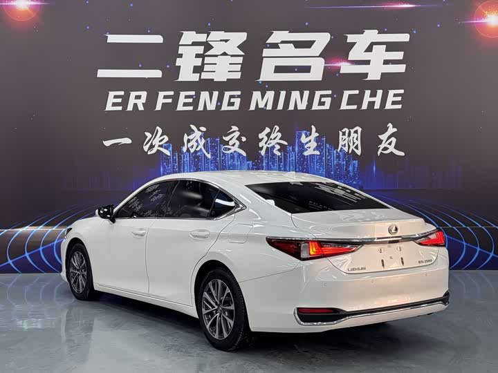 Фото 6 - Lexus ES