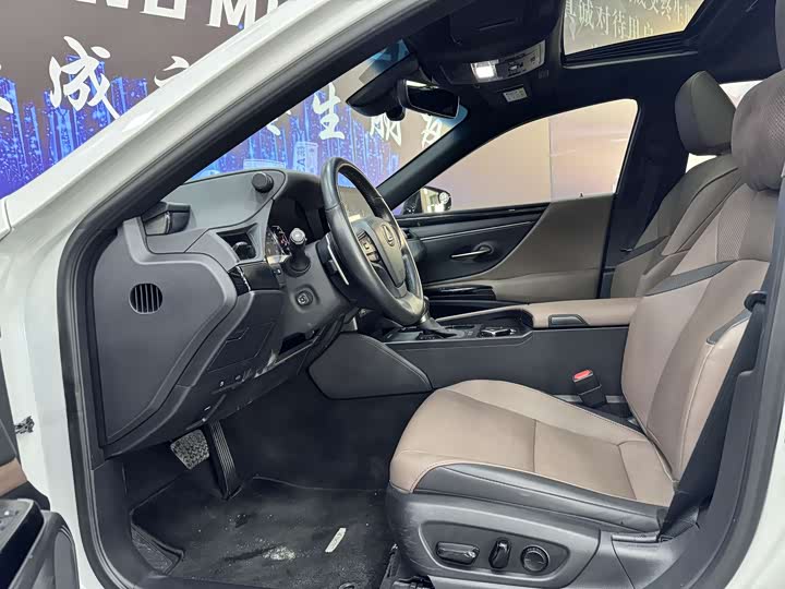 Фото 8 - Lexus ES