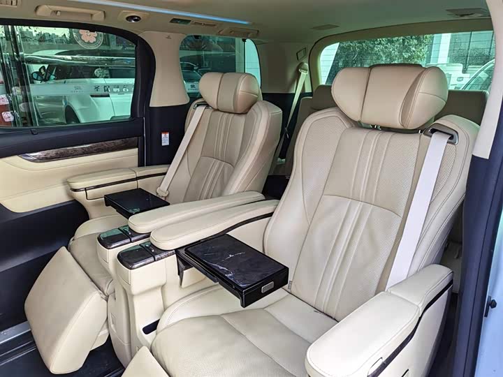 Фото 8 - Toyota Vellfire