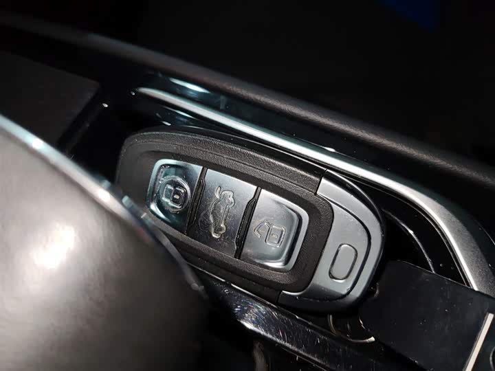 Фото 9 - Hongqi E-QM5