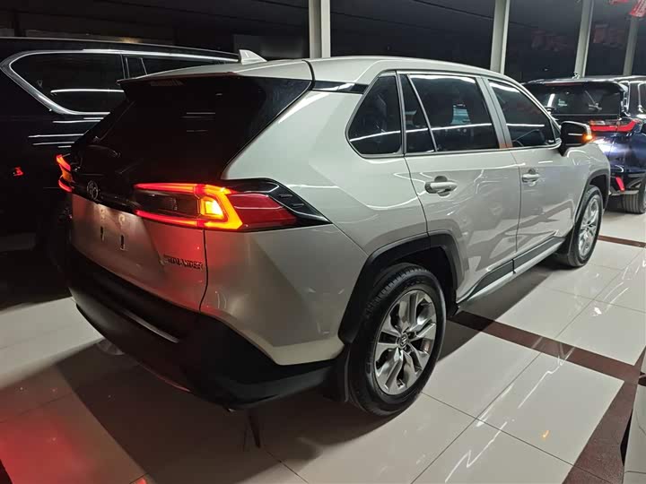 Фото 7 - Toyota Wildlander