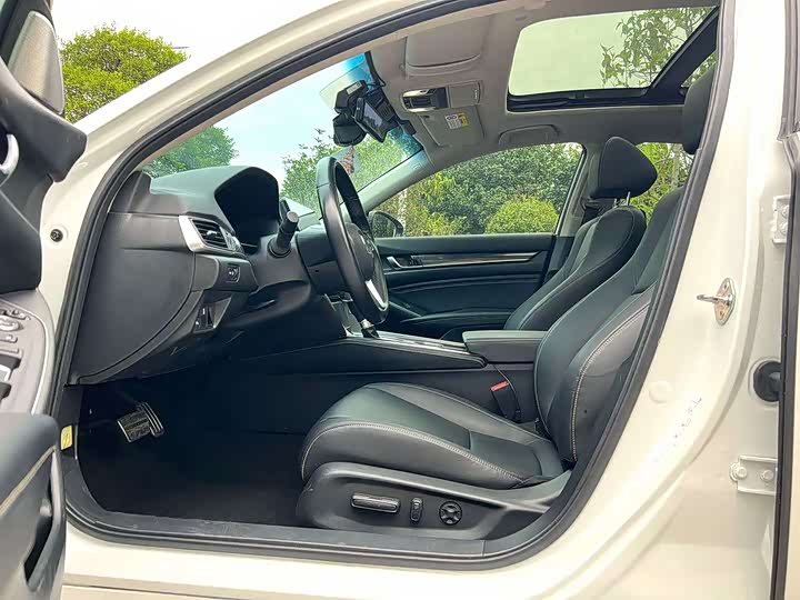 Фото 4 - Honda Accord