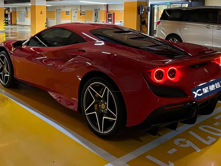 Фото 2 - Ferrari F8