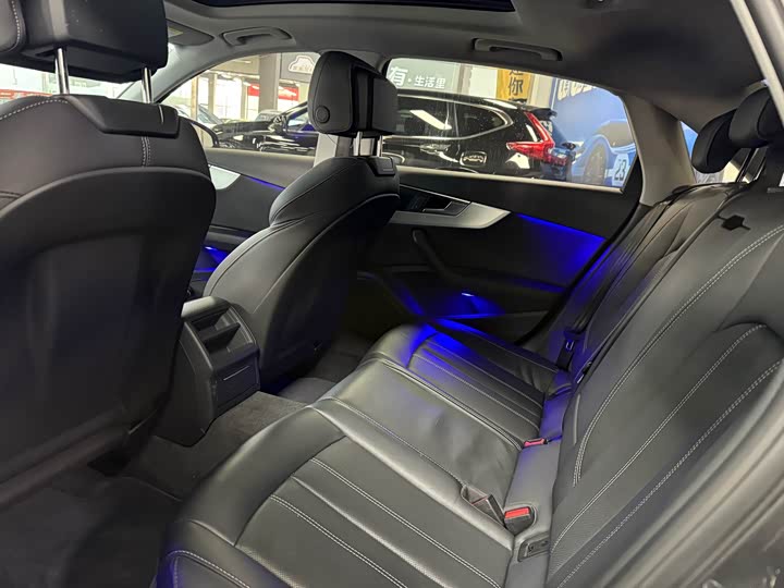 Фото 4 - Audi A4L